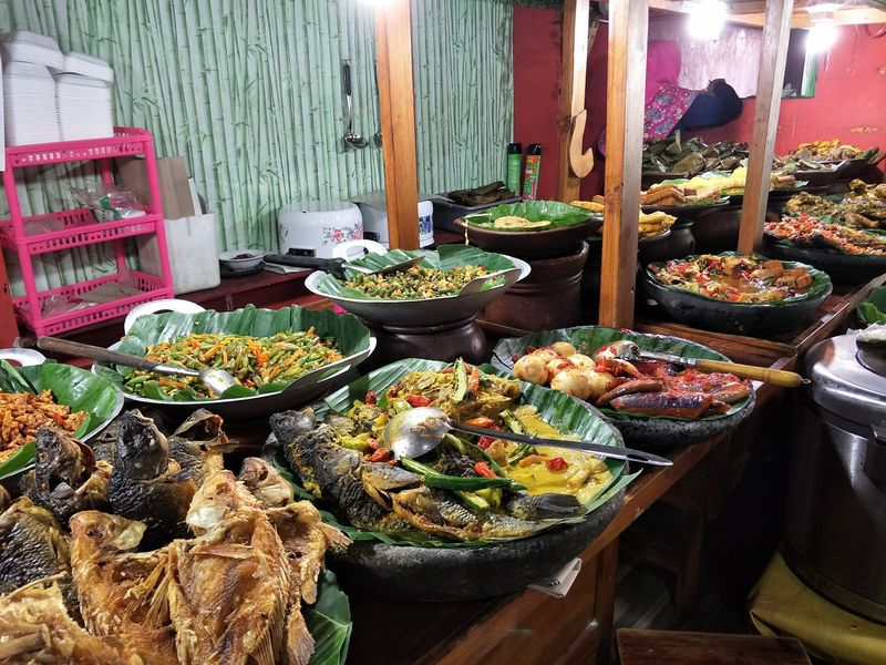Warung Prasmanan Cilacap: Santapan Laut yang Menyatu dengan Harimu